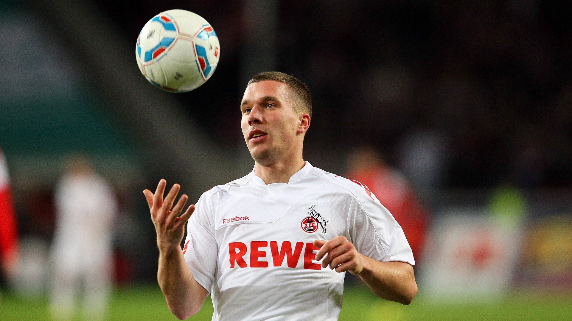 40岁的莫德里奇疯狂回追卡位，扼杀了罗马的反击，莫德里奇成名